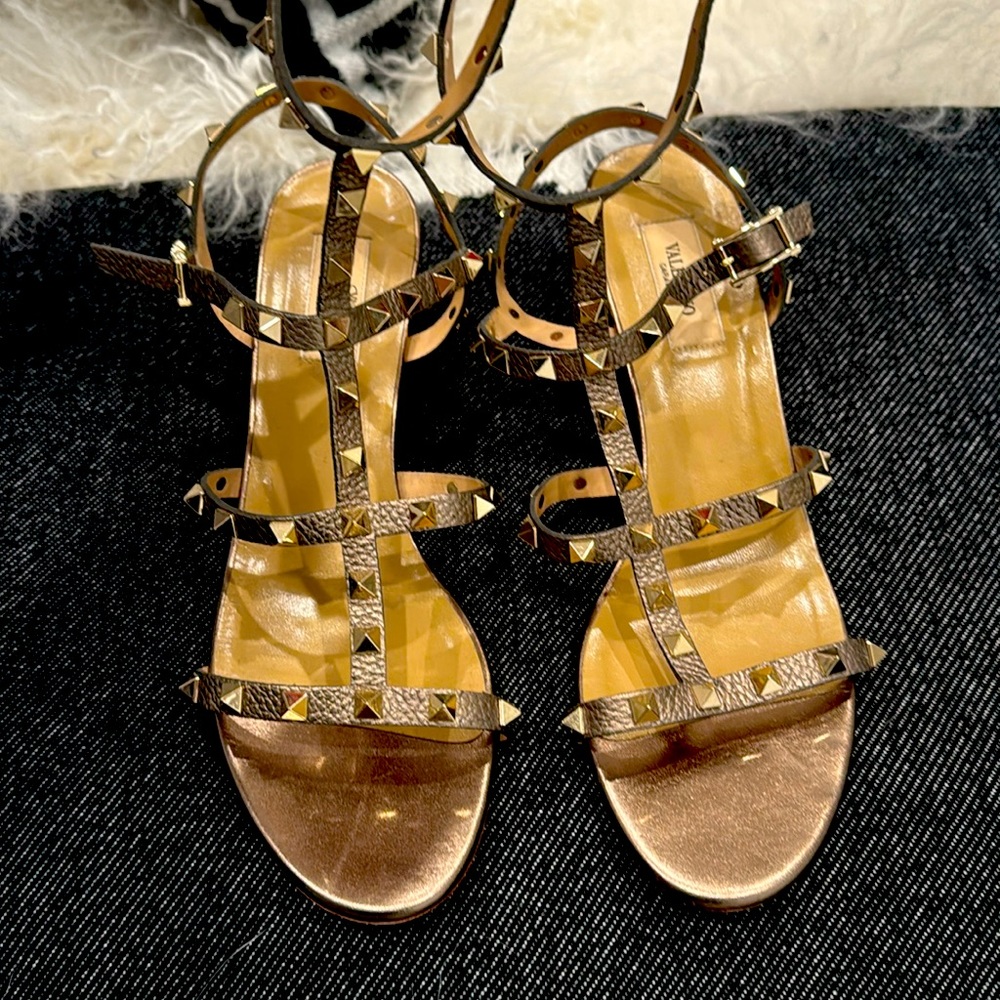 Authentic Valentino Rockstud Pewter 2.5” heels size 41.5